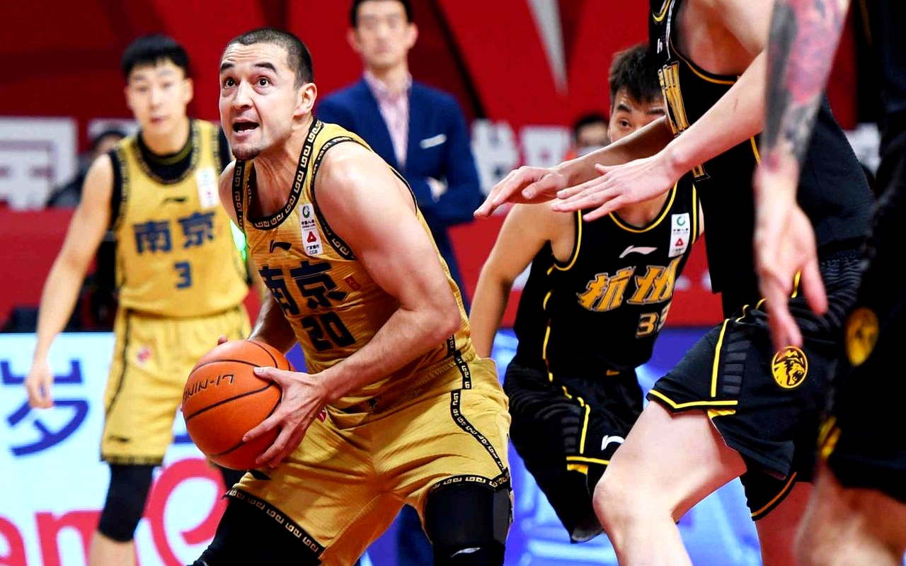 CBA常规赛清晨走向成谜,里尔止住颓势,质疑声仍在,赛季目标并未改变 CBA常规赛清晨走向成谜,里尔止住颓势,质疑声仍在,赛季目标并未改变