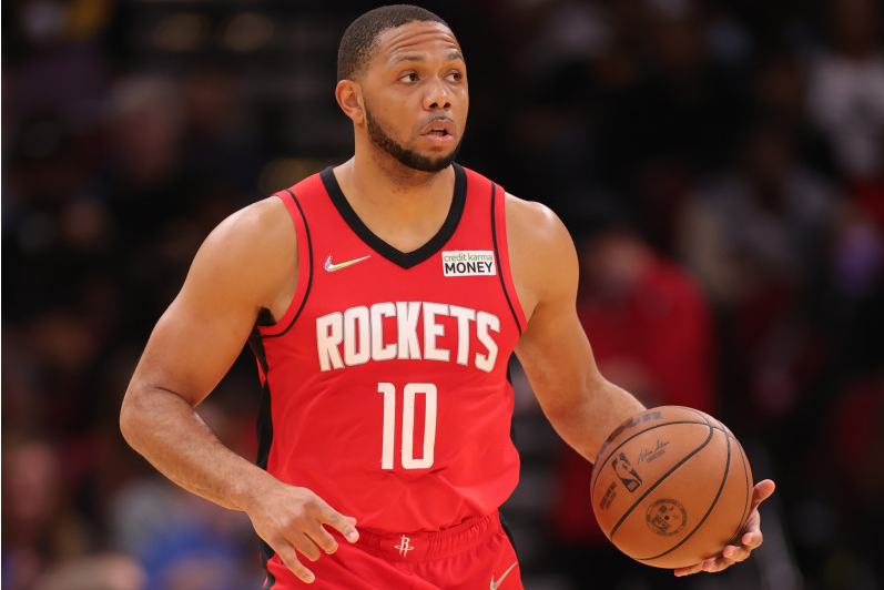 关于托特纳姆训练开放日；关键时刻状态回暖引欢呼；荷甲在即；轮换策略成焦点的信息