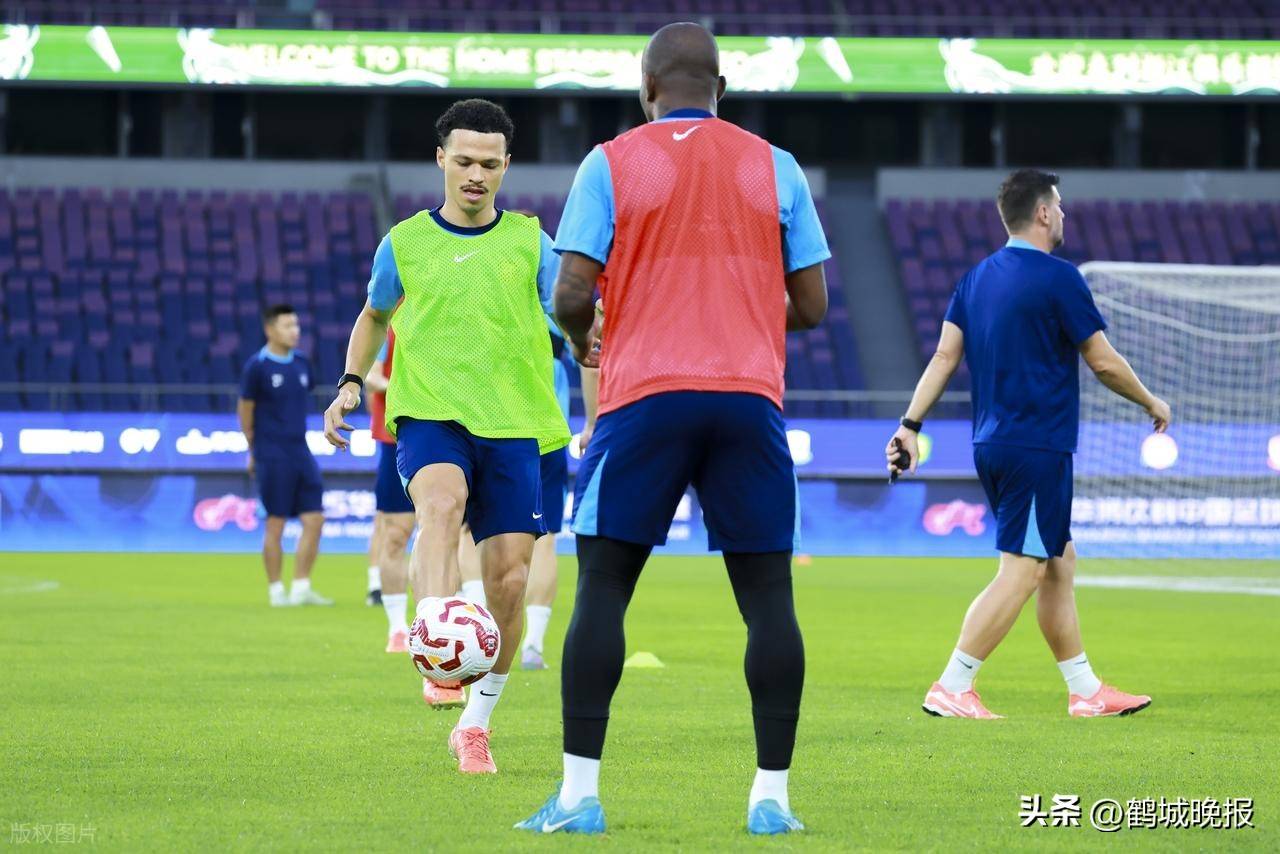 包含赛后体能课后，曼联防线松动备战中超，球迷炸锅，纪律约束更严格的词条